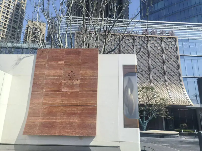 بلیو وے چانگشا پولی جوزہاؤ نویا ہوٹل میں اونچائی پر تیراکی کے تجربے کی حمایت کرتا ہے